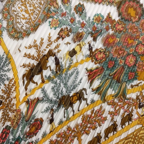 EUC Hermès pleated “decoupage” silk scarf with box and book. - Picture 10 of 14